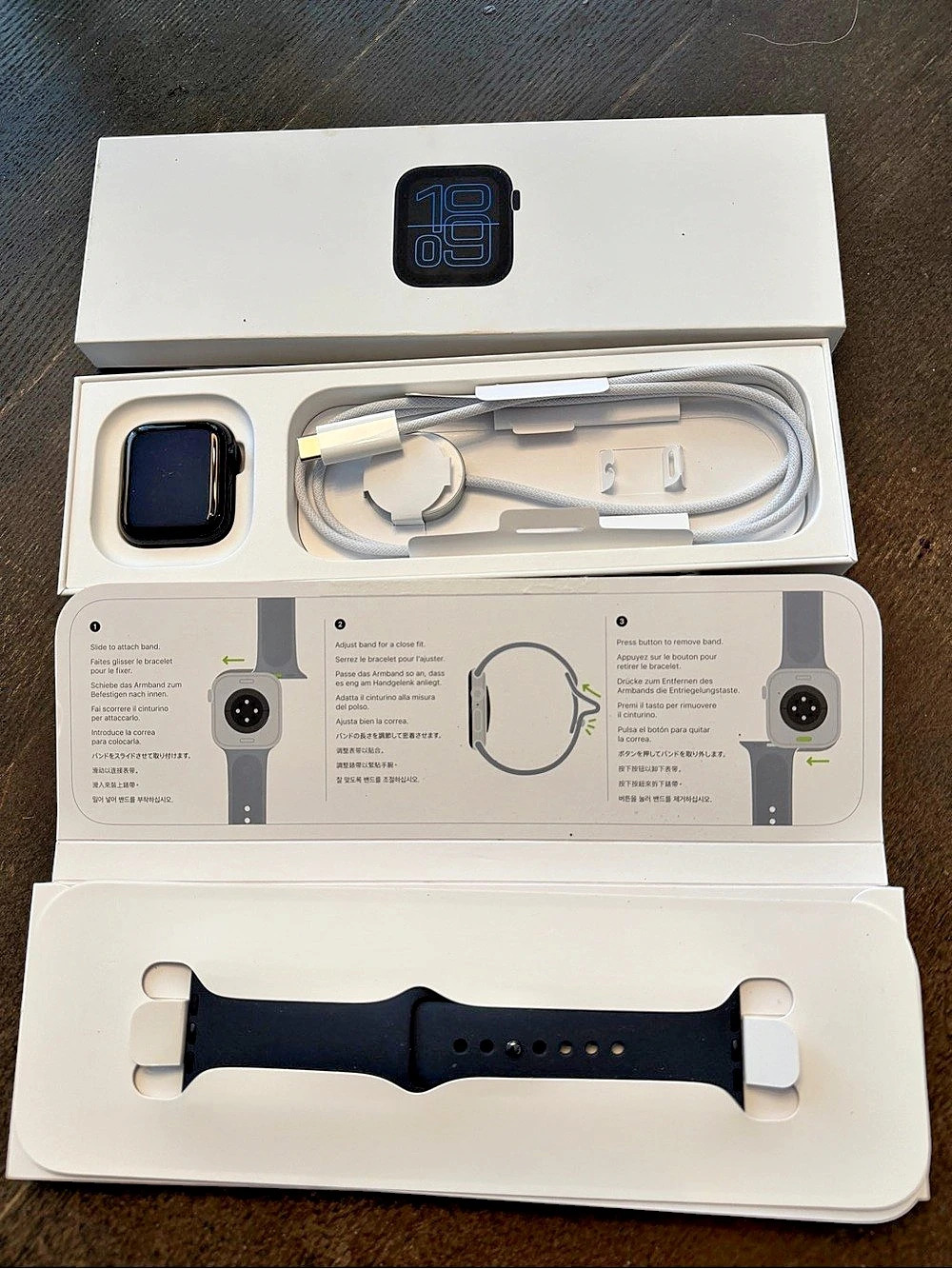 Apple Watch SE (2nd generation) ) 40mm Black GPS Smartwatch Like New